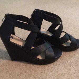Black wedges
